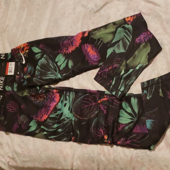 Nike tight fit - Picture 2 of 3